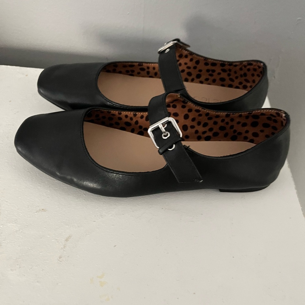 Me too flats. Like new. Size 7